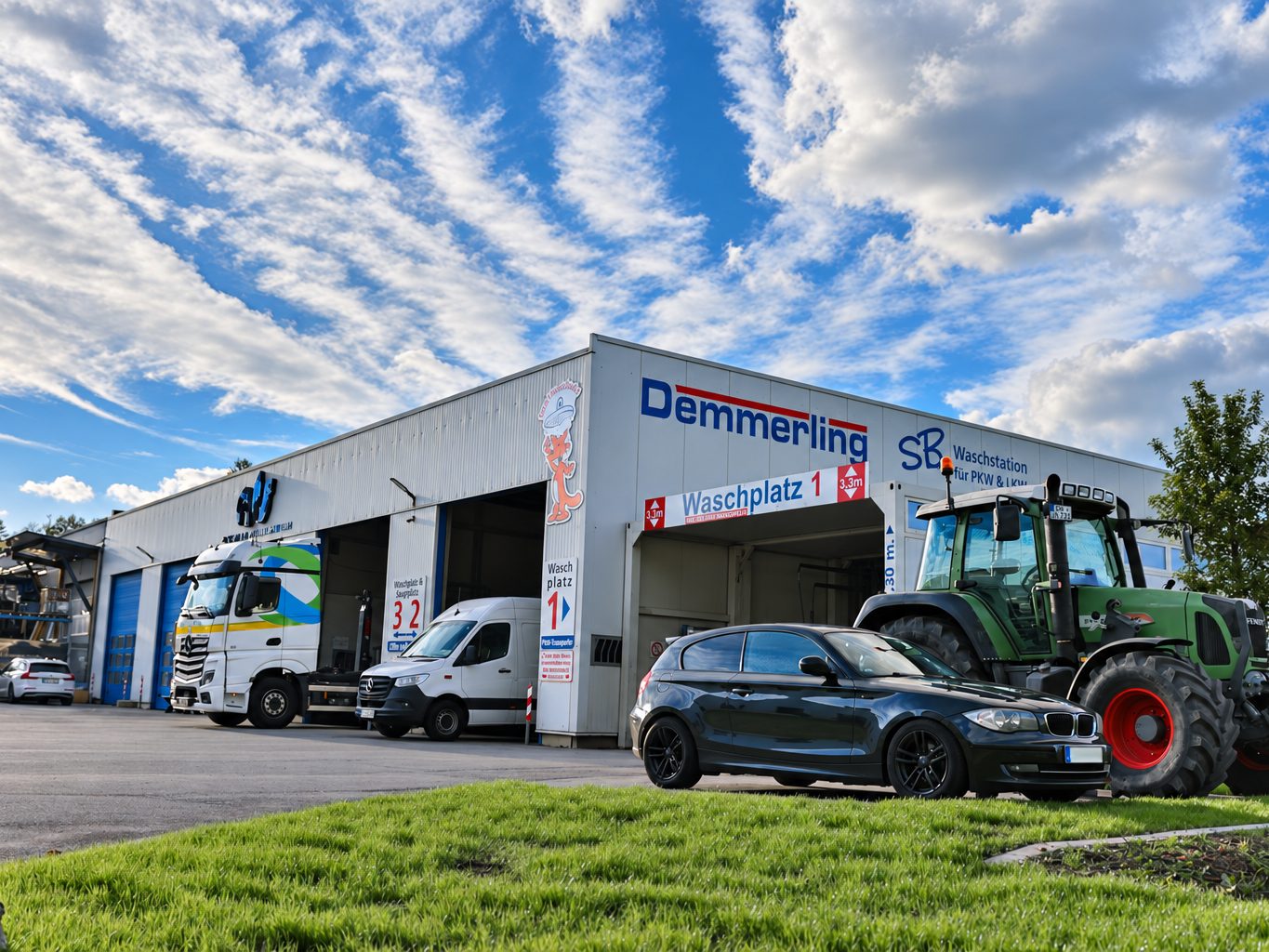 Die ATS Halle in Lennestadt von außen, LKW und Transporter fahren aus der Halle