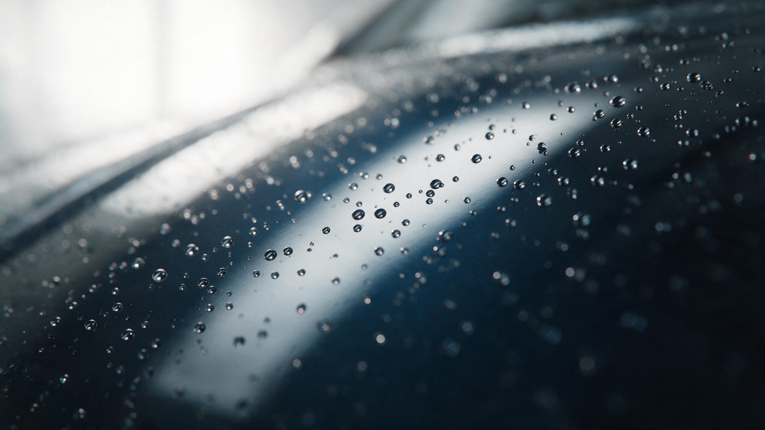 Frisch versiegelter Lack mit abperlendem Wasser
