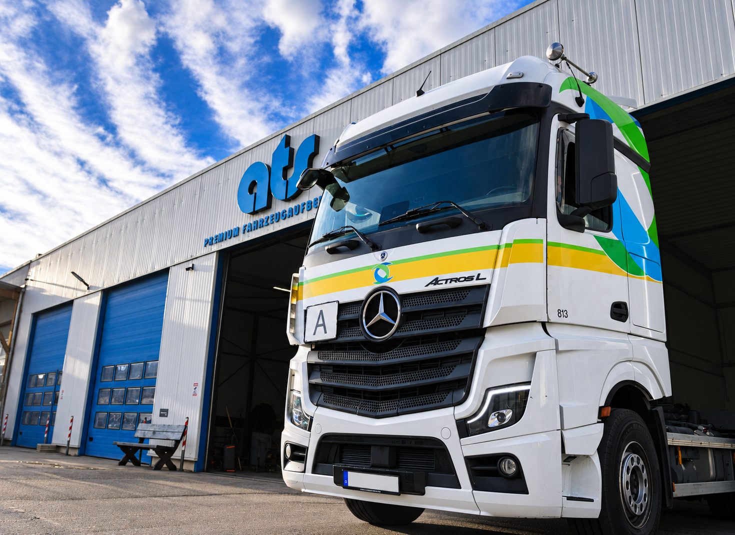 LKW vor der ATS Halle