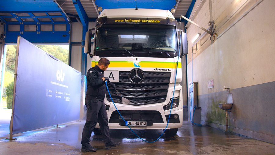 LKW-Wäsche mit Hochdruck in der ATS Halle